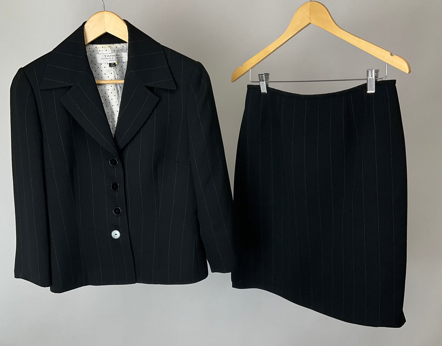 TAHARI BLACK PINSTRIPE SKIRT SUIT SZ 8P