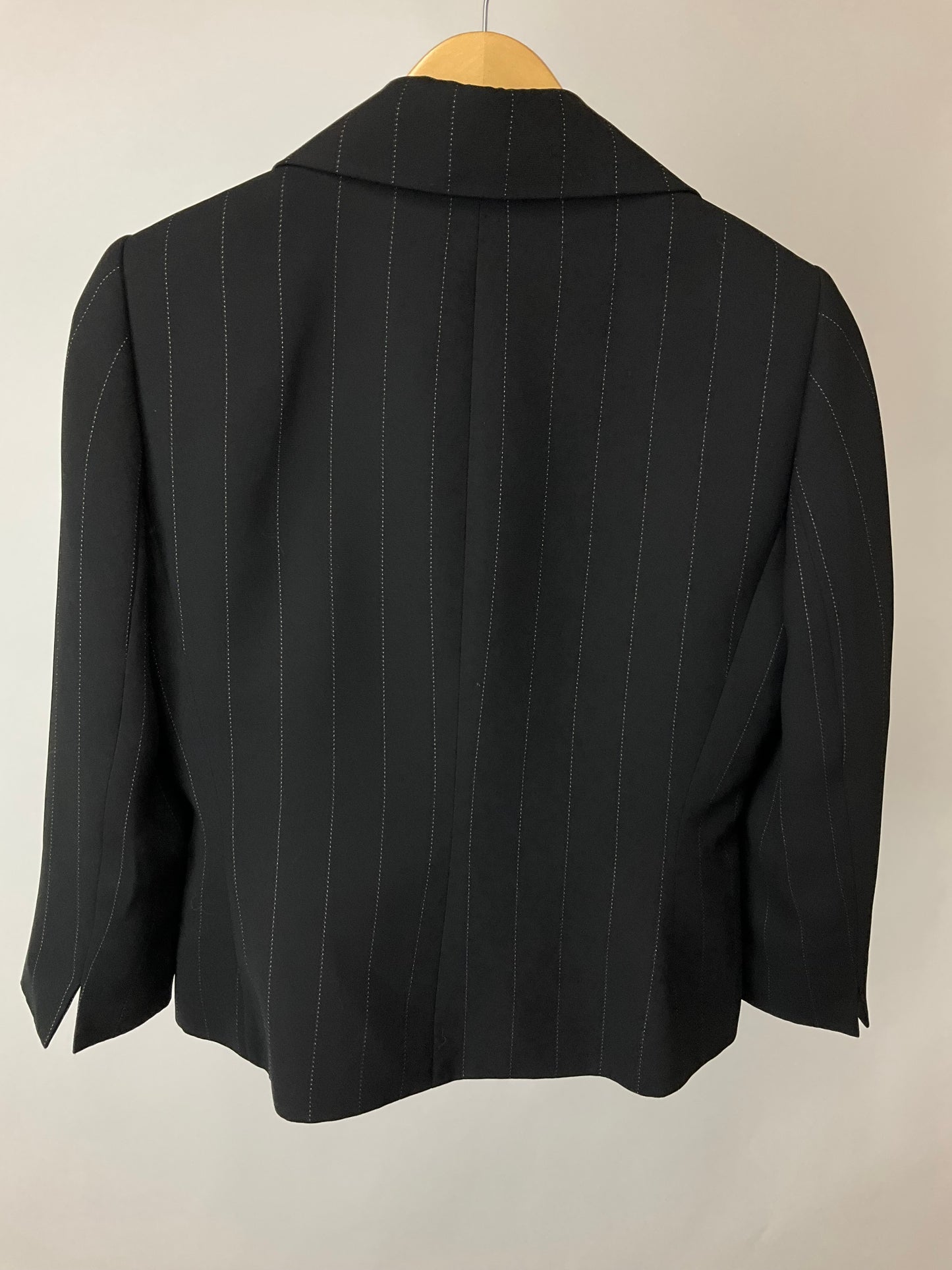 TAHARI BLACK PINSTRIPE SKIRT SUIT SZ 8P