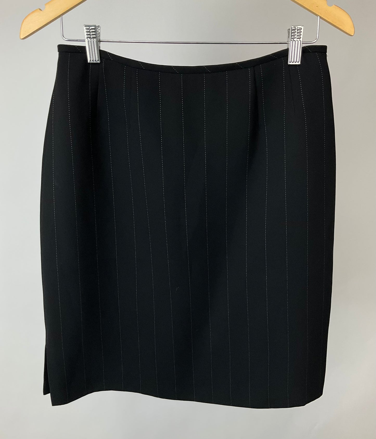 TAHARI BLACK PINSTRIPE SKIRT SUIT SZ 8P