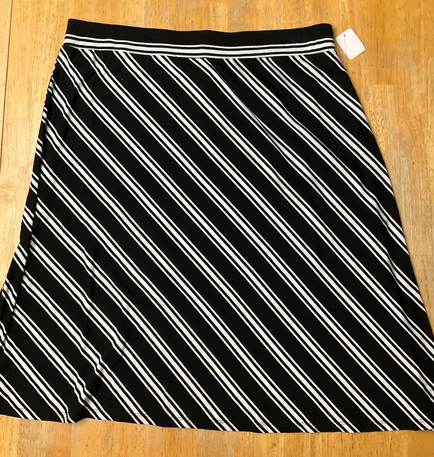 FADED GLORY BLACK & WHITE SKIRT SZ 2X