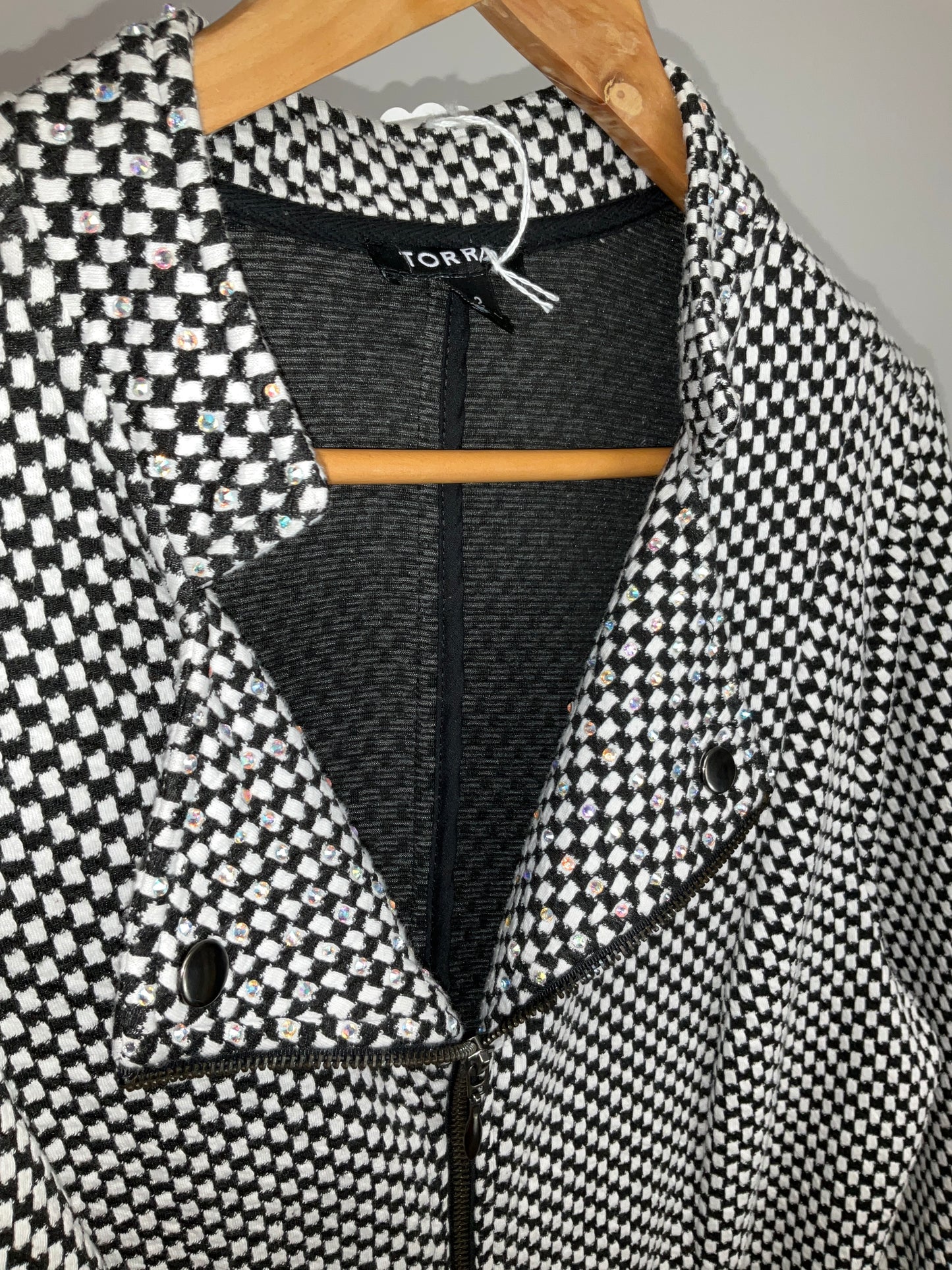 TORRID BLACK/WHITE BLAZER SZ 2X