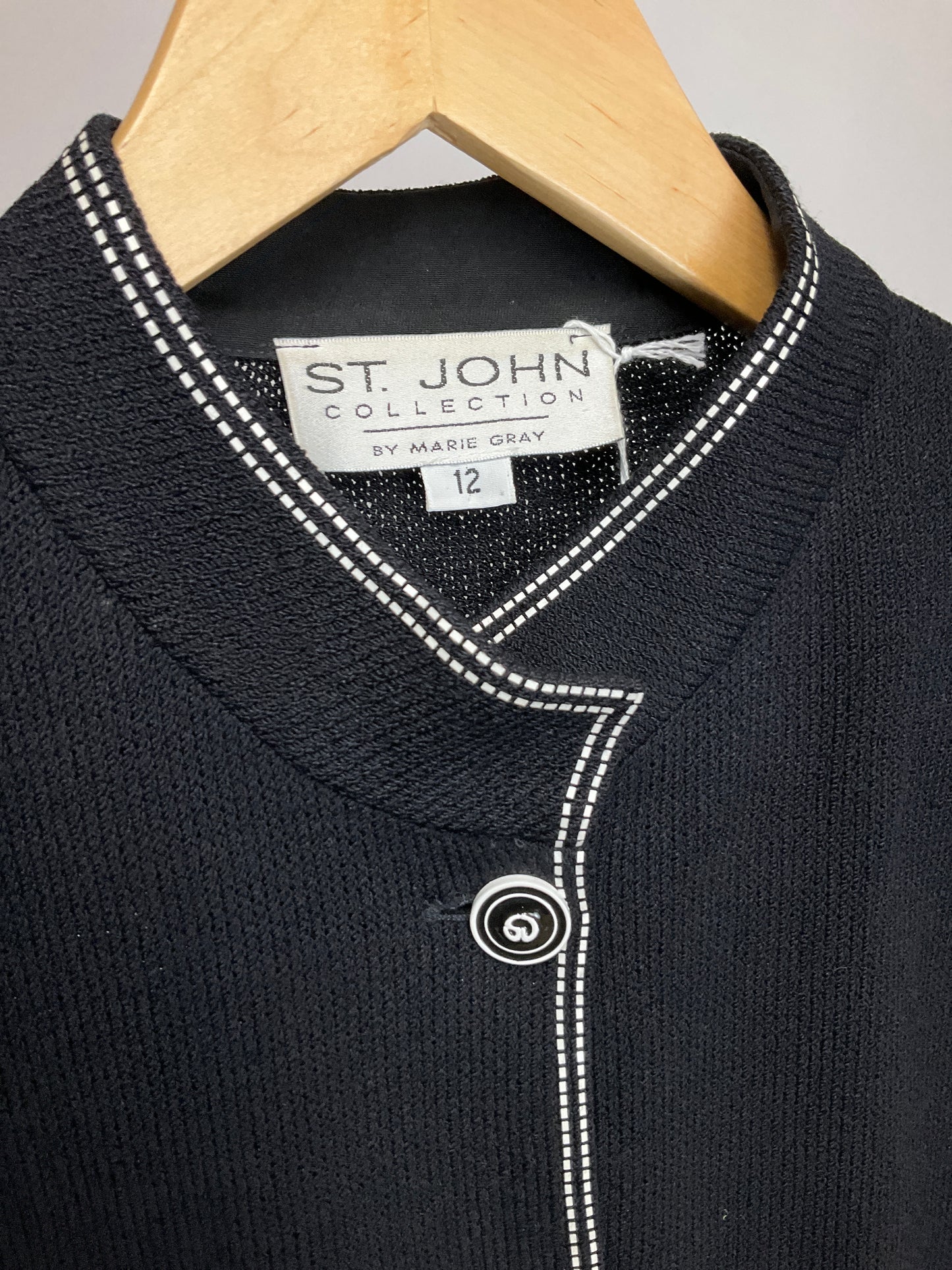 ST JOHN COLLECTION BLACK BLAZER SZ 12