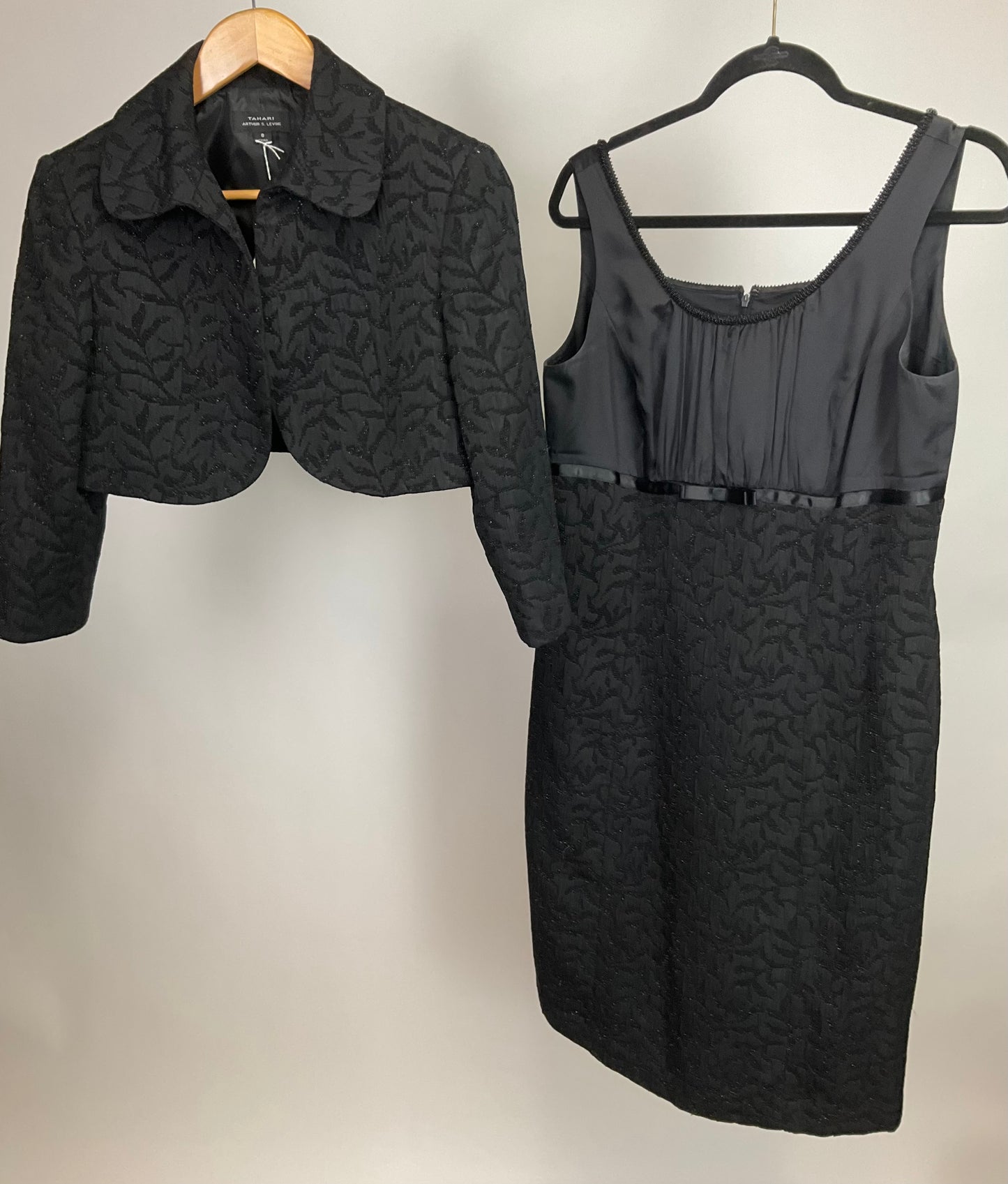 TAHARI BLACK DRESS SUIT SZ 8