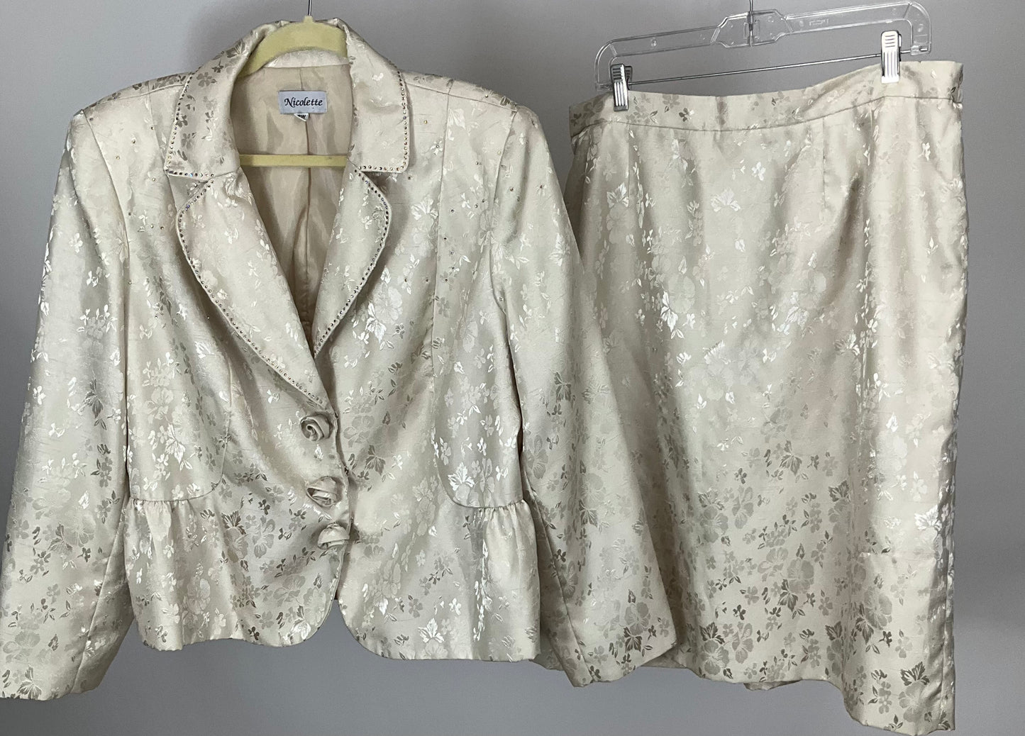 NICOLETTE CREAM SKIRT SUIT SZ 18W