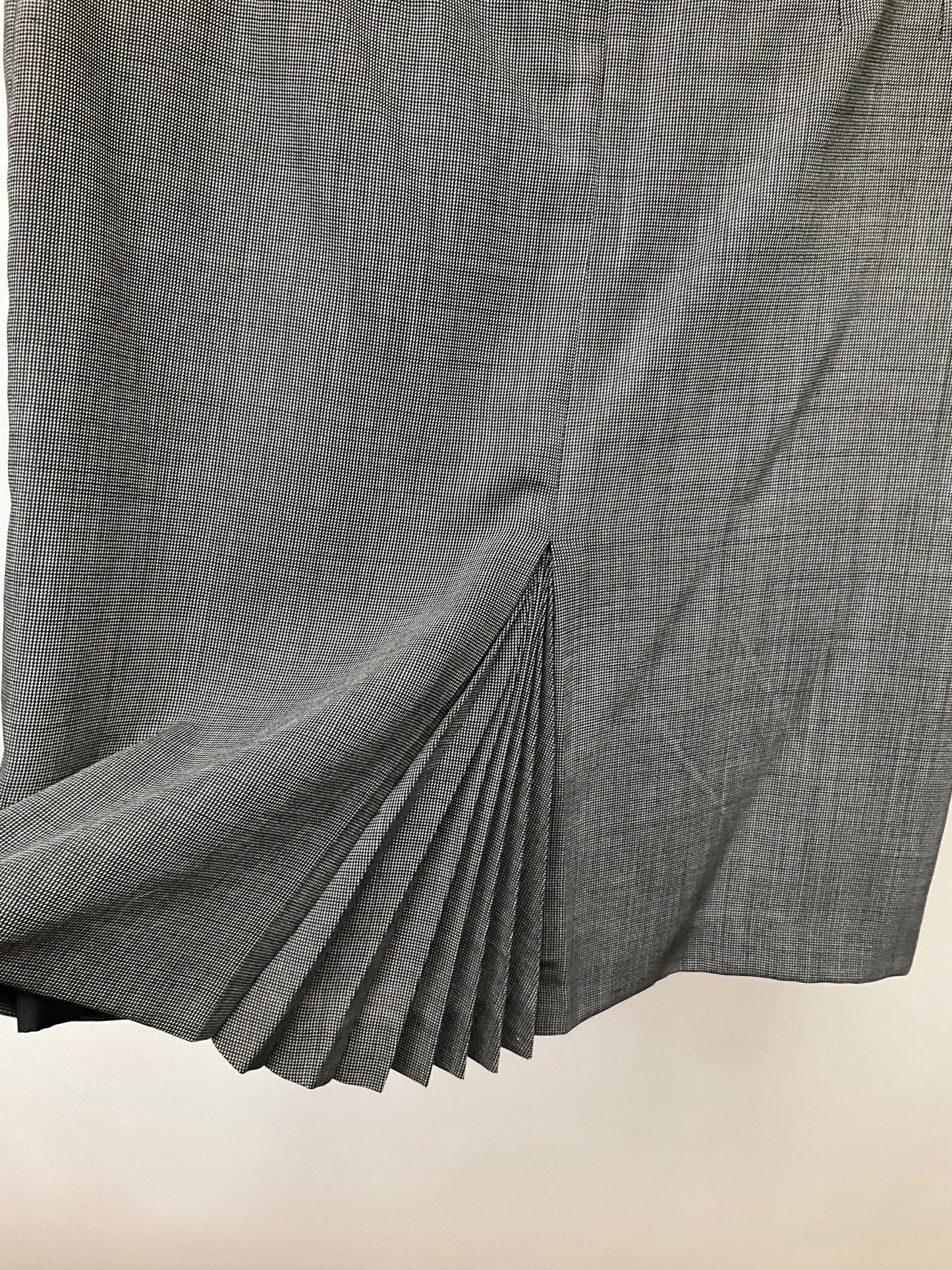 TAHARI GREY SKIRT SUIT SZ 14