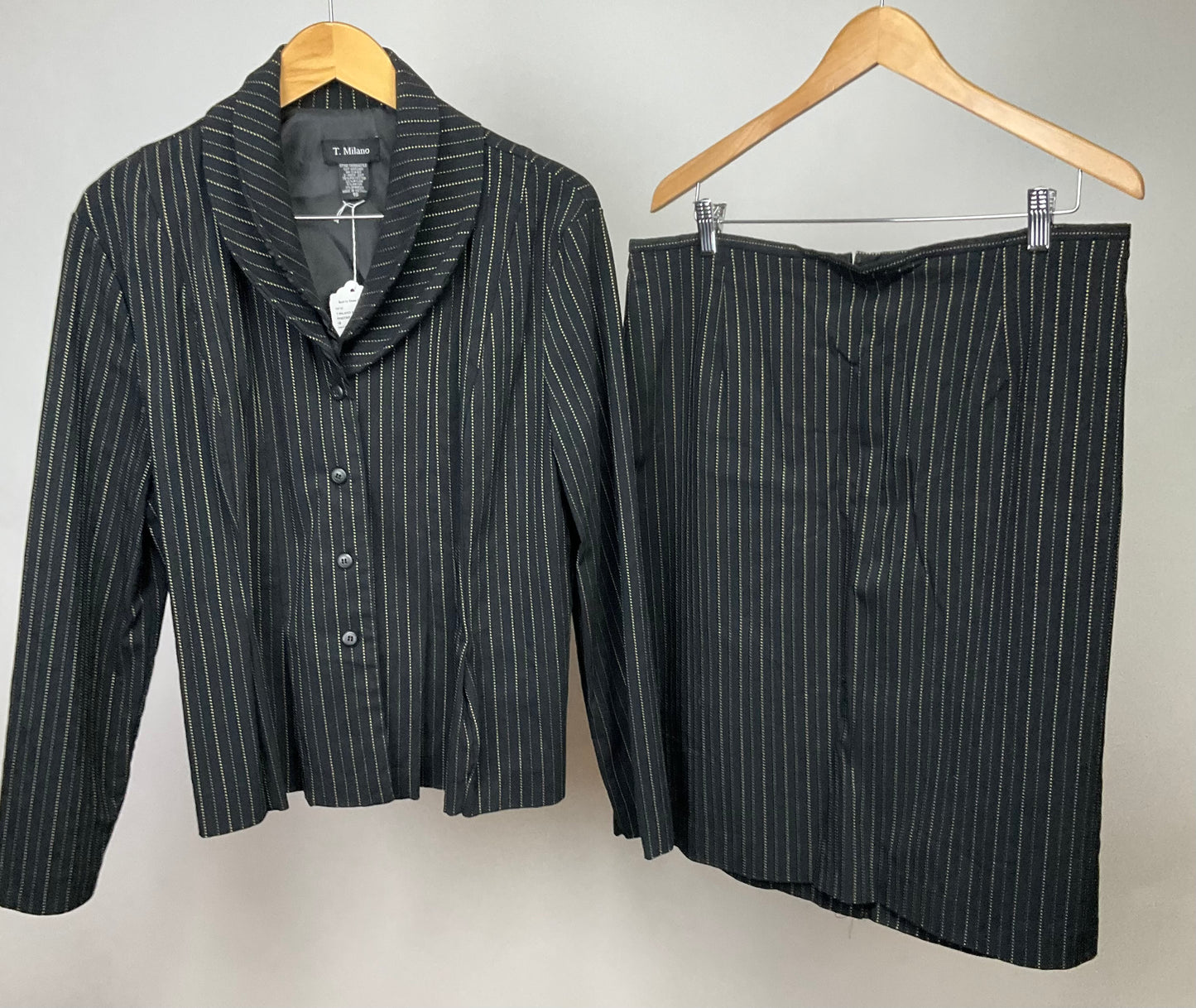 T MILANO BLACK PINSTRIP SKIRT SUIT SZ 18