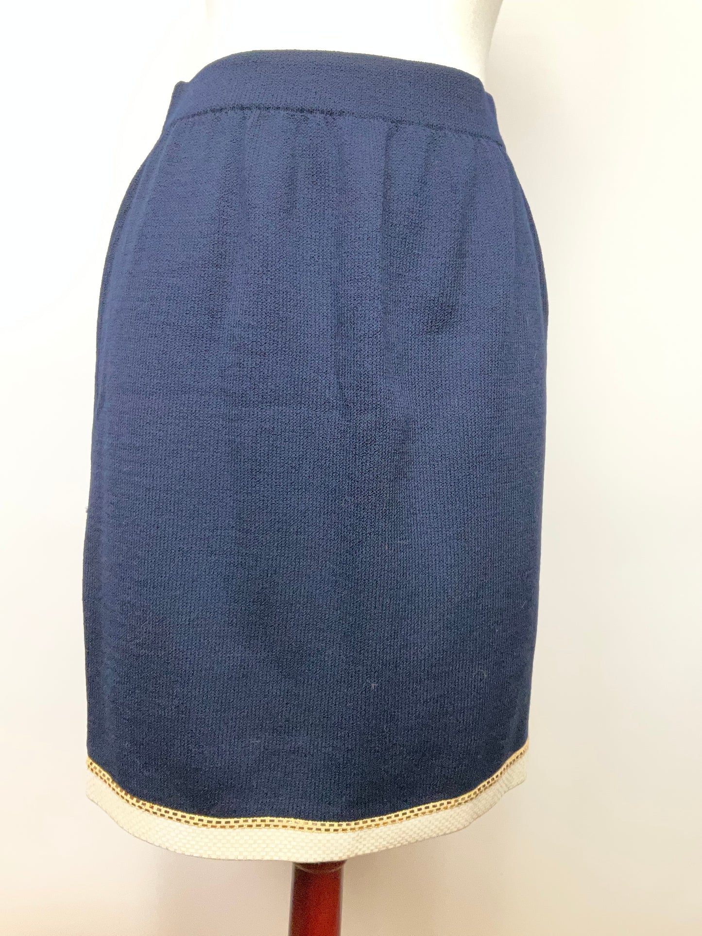 ST JOHN EVENING BLUE/CREAM SKIRT SUIT SZ 6/8