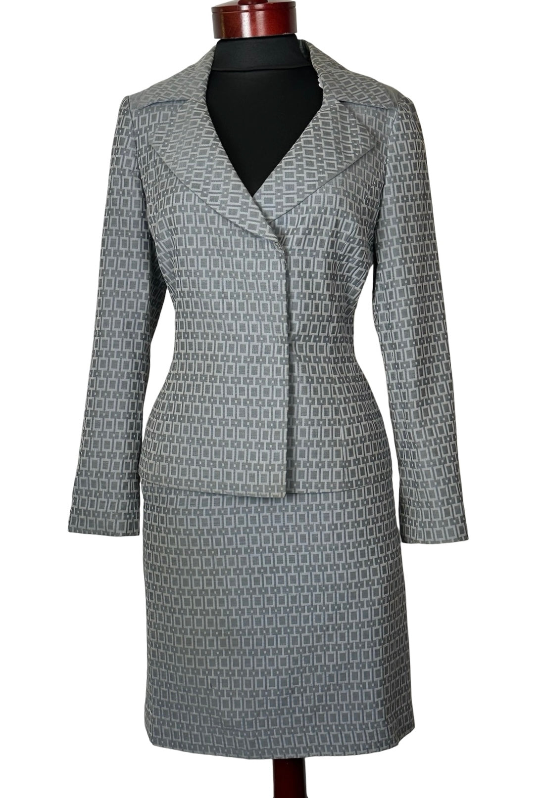 TAHARI SILVER SKIRT SUIT SZ 6