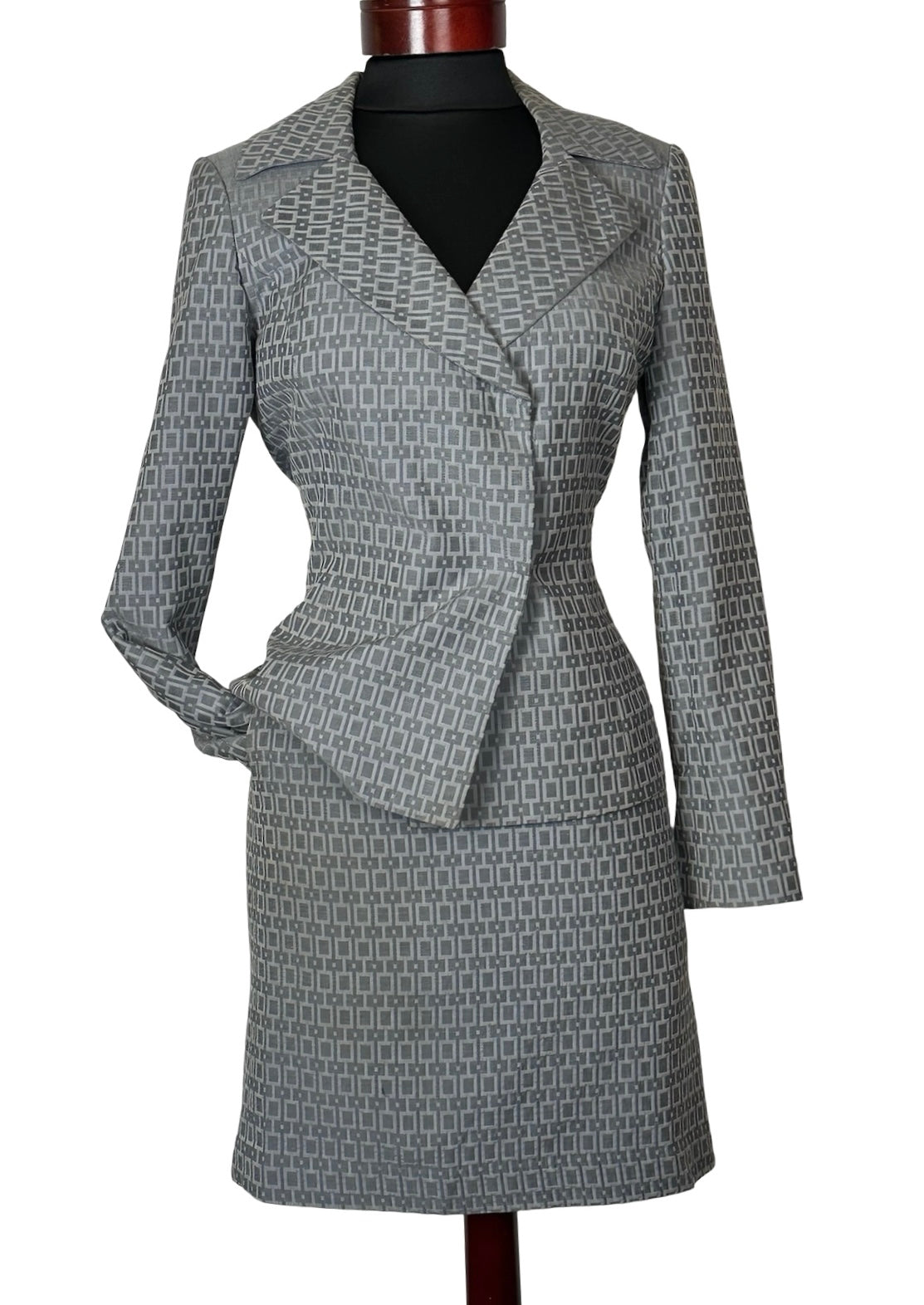 TAHARI SILVER SKIRT SUIT SZ 6